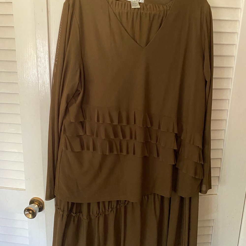 Cute 2 piece skirt set. Elastic waist band.